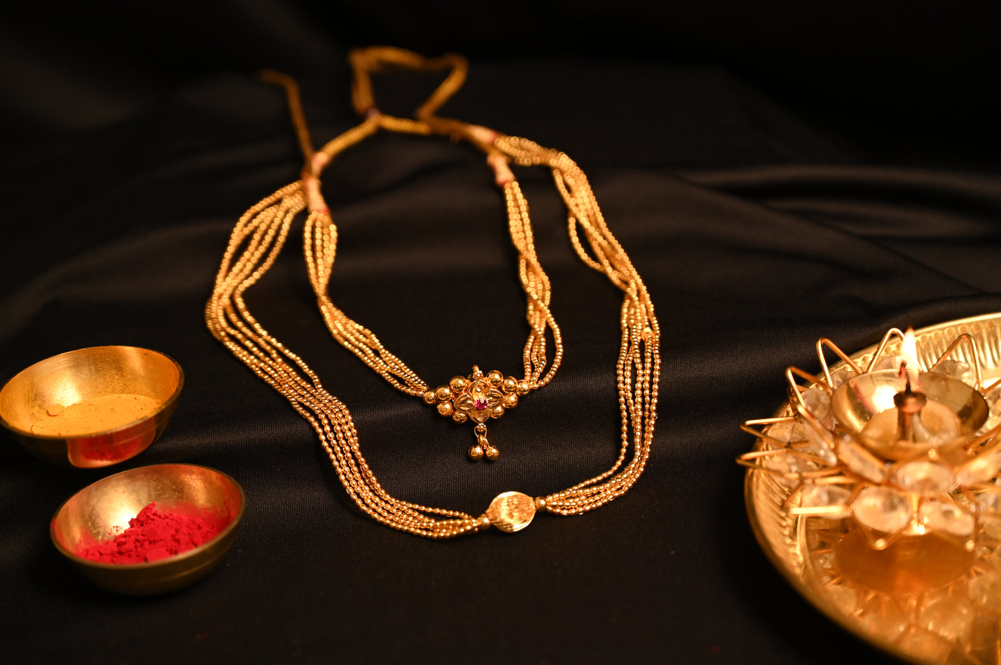 Kolhapuri Jondhale Pot Thushi
Gund Mani Thushi necklace
Maharashtrian traditional necklace
Gold plated Jondhale beads
Bridal Thushi jewelry
Festival jewelry
Ethnic Kolhapuri necklace
Handcrafted pendant necklace
Traditional Maharashtrian necklace
Wedding jewelry set