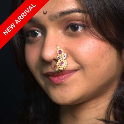 Nath Putalai Heritage
Maharashtrian bridal nath
Pink stone nath
Pearl embellished nath
Traditional Maharashtrian nose ring
Wedding nose ring jewelry
Festive bridal nath
Vertical motif nath
Gold plated nath
Ethnic Maharashtrian jewelry